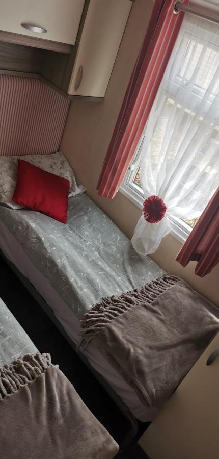 3 Bedroom Caravan With Hot Tub Tattershall Lakes Exterior photo