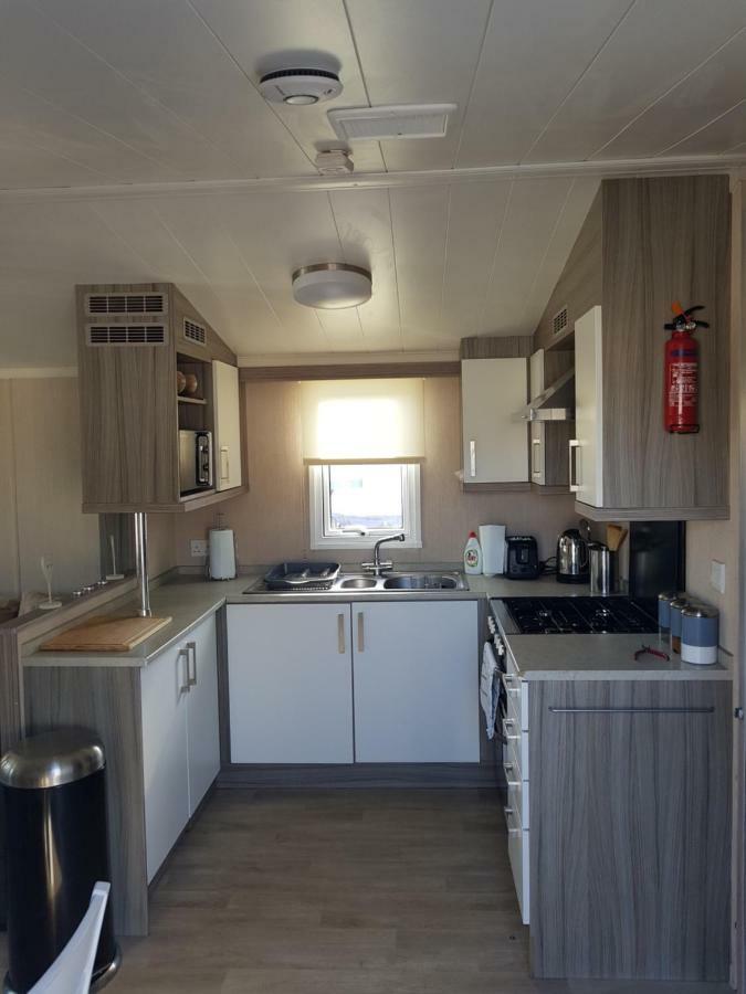 3 Bedroom Caravan With Hot Tub Tattershall Lakes Exterior photo