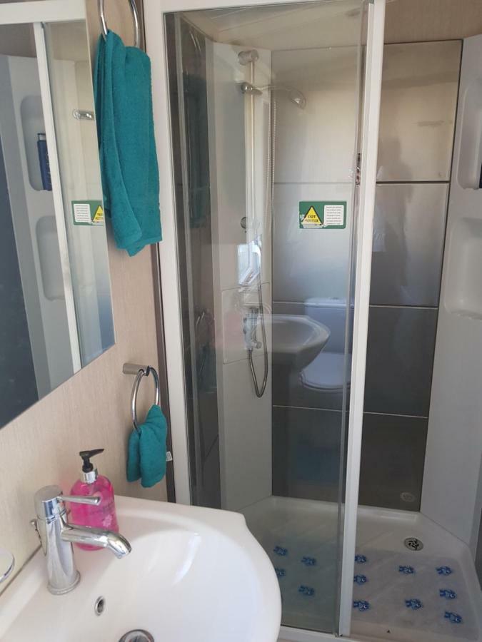 3 Bedroom Caravan With Hot Tub Tattershall Lakes Exterior photo